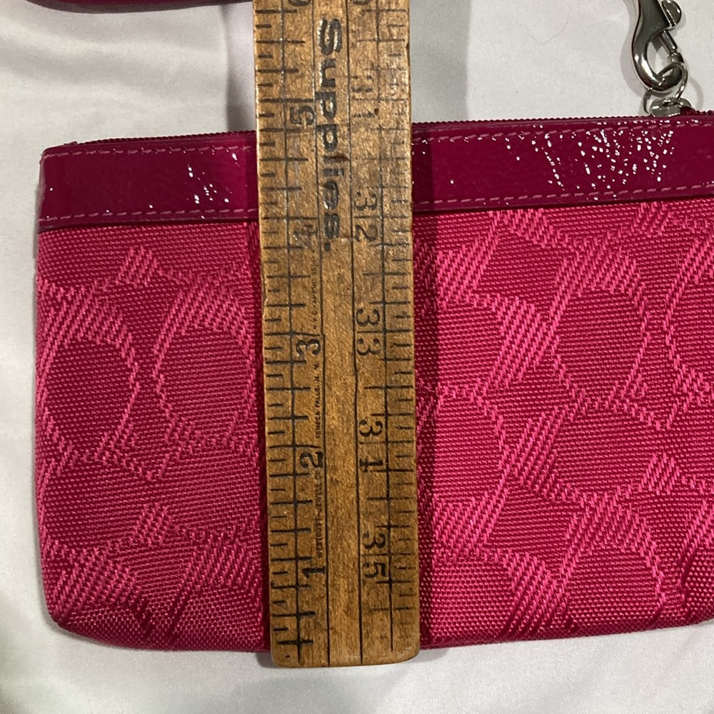 Fuchsia Pink New COACH Wristlet - Picture 4 of 5